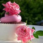 Chocolate_cupcakes_with_rose_water_meringue_buttercream fiori