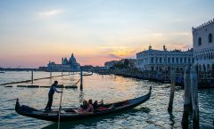 venezia Gondolas_in_Venice_during_sunset,_March_2022_01