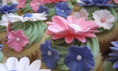 Menù sposa Primavera Secret_Garden_Flower_Cupcakes_(3787720170)
