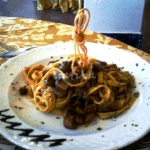 Decorazione di spaghetti fritti