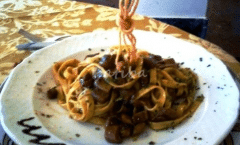 Decorazione di spaghetti fritti