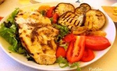 Pesce spada marinato con verdure fresche e grigliate
