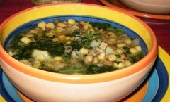 Zuppa di cicerchie con castagne secche e cicoria
