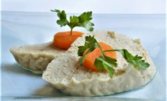 pesce finto Gefilte_fish_topped_with_slices_of_carrot