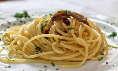 spaghetti aglio oglio peperoncino e acciughe