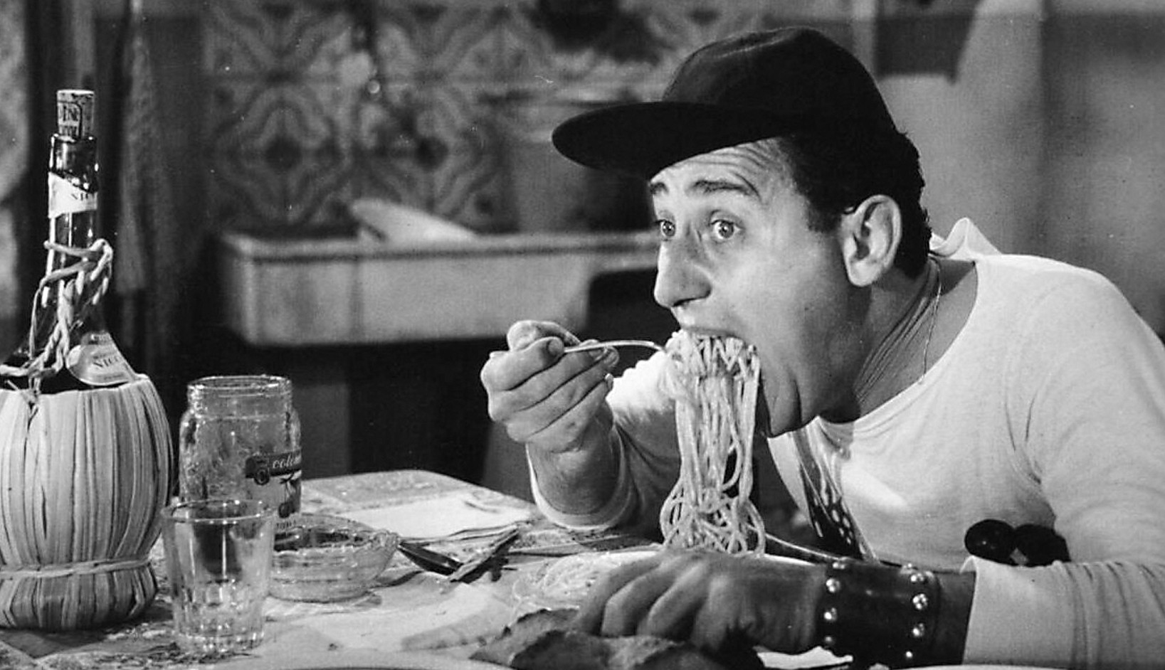 come si mangia Alberto_Sordi_-_scena_degli_spaghetti_-_Un_americano_a_Roma_(1954)