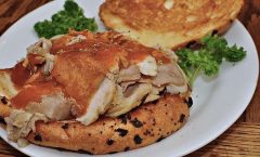 rotolo di tacchino capodanno Leftover_turkey_roll_with_homemade_BBQ_sauce_on_an_onion_roll._(6427666895)