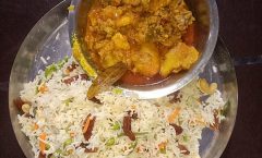 pollo curry riso pilaf rice_and_chicken_curry_served_during_lunch_in_India