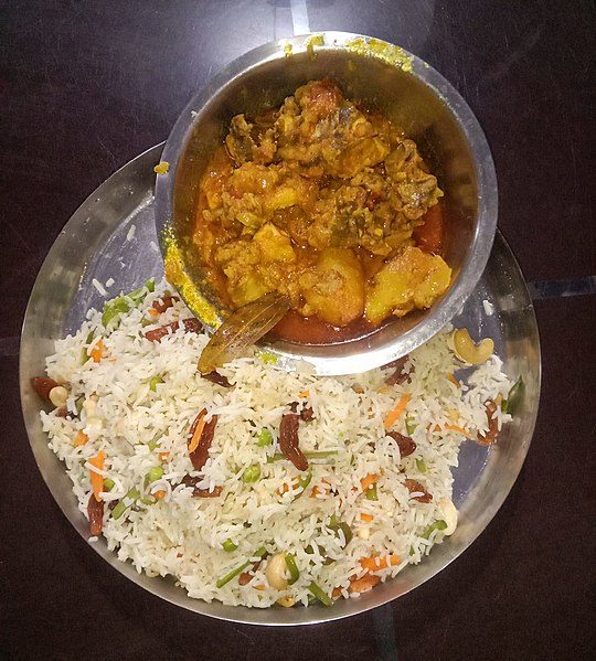 pollo curry riso pilaf rice_and_chicken_curry_served_during_lunch_in_India