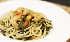 Spaghetti_with_agretti_and_shrimps gamberetti_(33072545290)