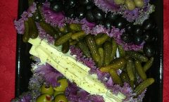 olive salamoia -Olives_attractively_served_in_purple_cabbage_leaves