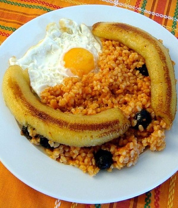 riso cubano uovo fritto platano fritto 756px-Arroz_a_la_cubana
