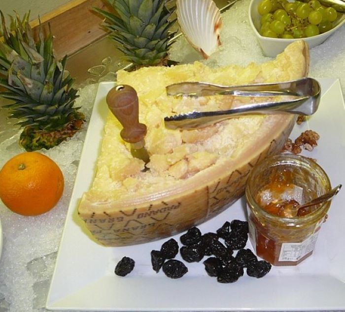 formaggi e confetture marmellate Grana_Padano,_Brno 2