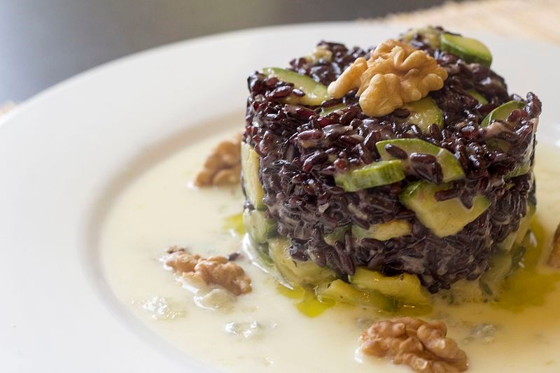 riso venere gorgonzola noci Black_rice_with_white_zucchini_and_Gorgonzola_fondue_(26141587364)